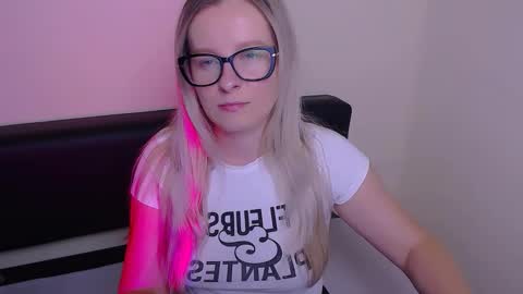 Mia online show from September 22, 6:56 am