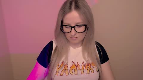 Mia online show from April 2, 4:48 pm