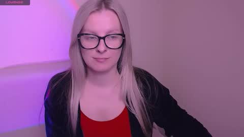 Mia online show from November 14, 8:47 am