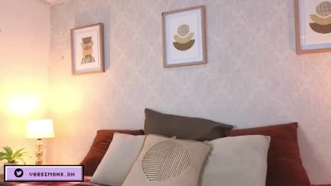 Vee Simons online show from March 25, 8:45 pm