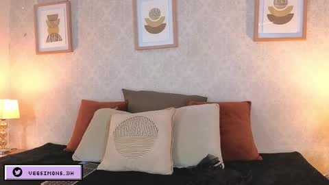 Vee Simons online show from April 13, 8:31 pm