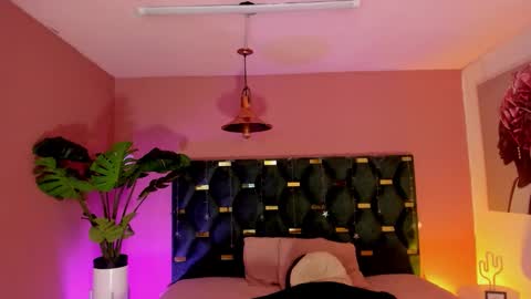 Isabella  online show from March 25, 12:30 pm