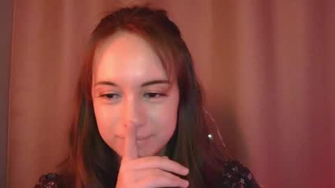 Una online show from December 3, 12:40 pm