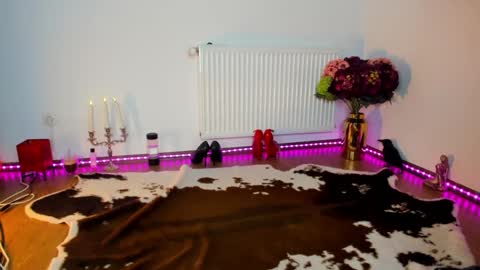 ViciousQueenu can call me Laura online show from November 24, 8:27 am