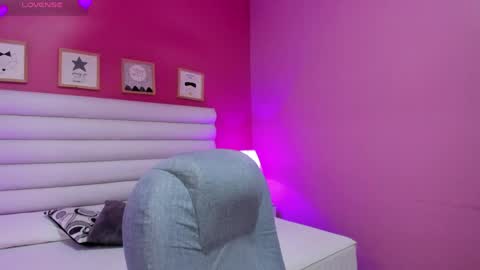 violet_sinclair online show from May 4, 11:36 am