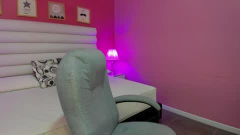violet_sinclair online show from April 23, 11:28 am
