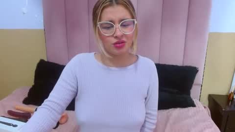 violetalittlee online show from March 11, 3:56 pm