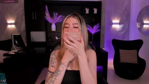 Violett  online show from November 25, 7:15 pm