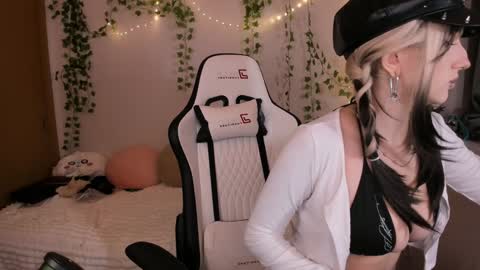 vivian_qwerty online show from February 17, 5:07 am