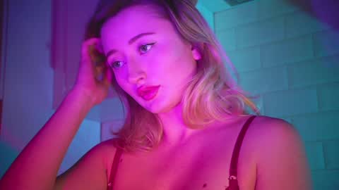 Daisy    online show from December 6, 6:28 pm