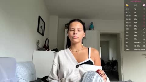 Mia online show from October 5, 9:03 am