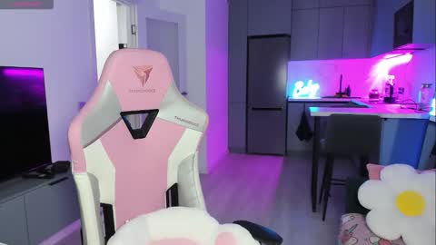 Emi online show from September 8, 7:02 pm