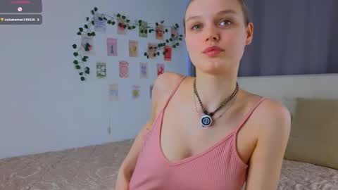 Luna and Lina online show from December 18, 4:39 am