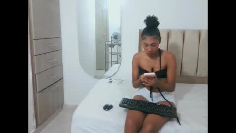 yizz_laan online show from February 20, 10:54 pm