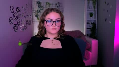 Ylia online show from April 10, 1:39 pm