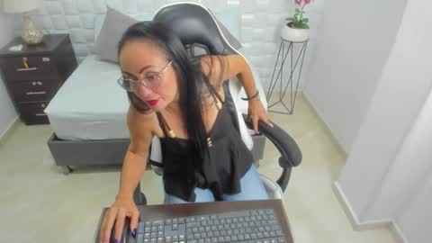 Y U L I T Z A online show from November 18, 12:39 pm