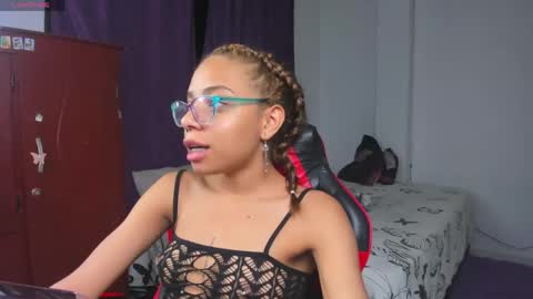 yumi_hanna online show from May 10, 7:43 am