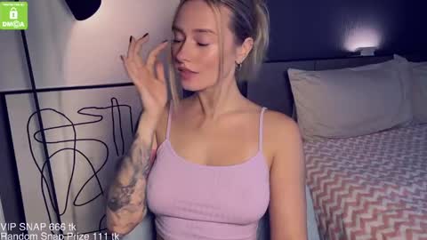 The Queen Bitch of the United Kingdom online show from December 3, 9:20 am