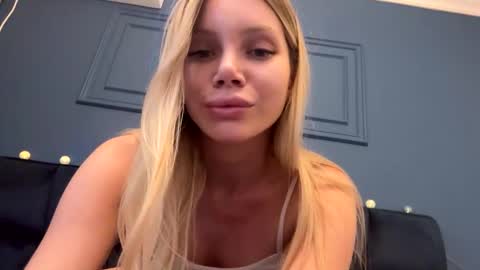 yvonna_ online show from January 18, 2:55 pm