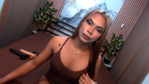 yvonnellvs online show from March 30, 6:07 pm