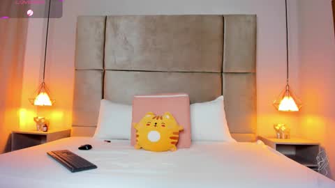 Zafiro online show from February 19, 12:05 pm