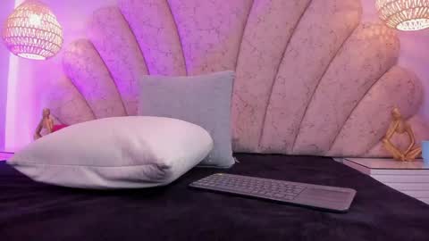 zoe_blosson online show from May 17, 2:00 am