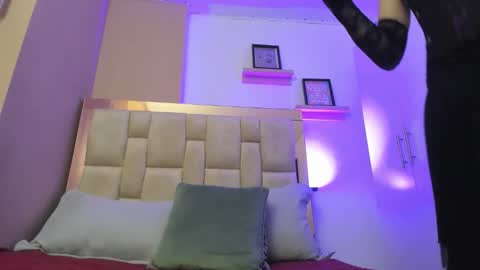 zoe_moreau online show from December 13, 8:04 pm