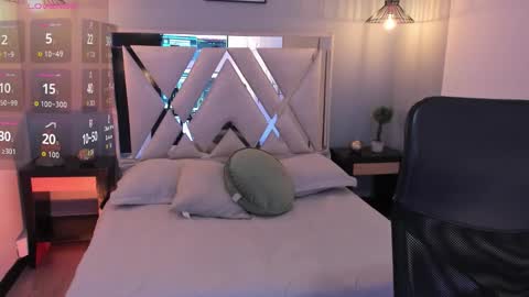 zoe_moreau online show from February 19, 8:18 pm