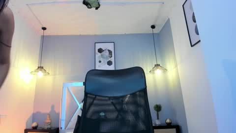 zoe_moreau online show from January 17, 8:27 pm