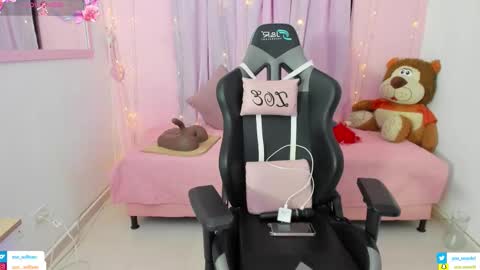 zoe_sullivan_ online show from November 8, 9:47 am