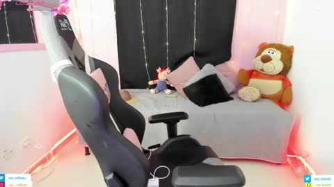 zoe_sullivan_ online show from November 5, 9:25 am