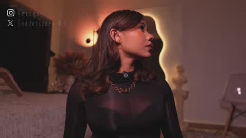 zoevidal_ online show from March 18, 12:10 pm