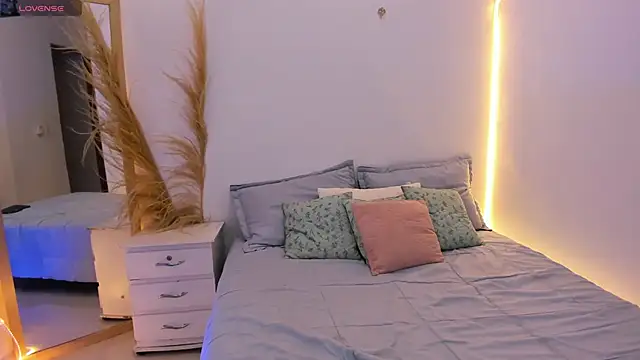 emma woods  online show from November 28, 1:47 pm