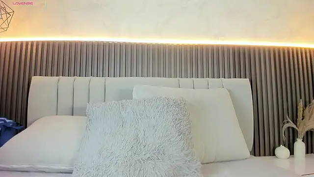 SHANONCLARK online show from November 13, 7:13 pm