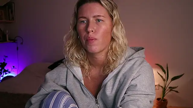 moonamii online show from October 3, 5:18 pm