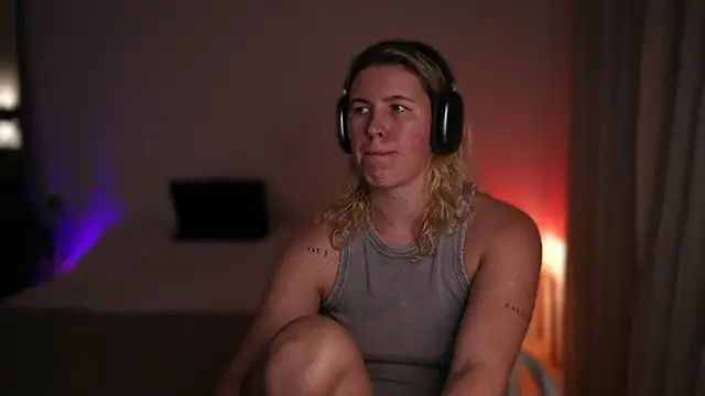 moonamii online show from September 15, 4:36 pm