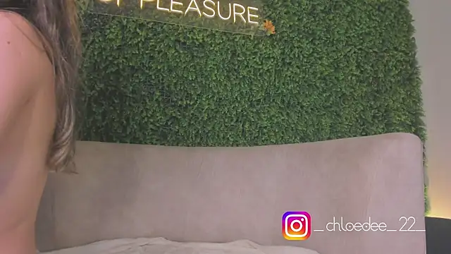 chloe d online show from October 19, 5:15 pm