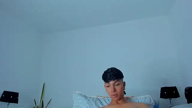 xhenisa  online show from March 8, 7:40 pm