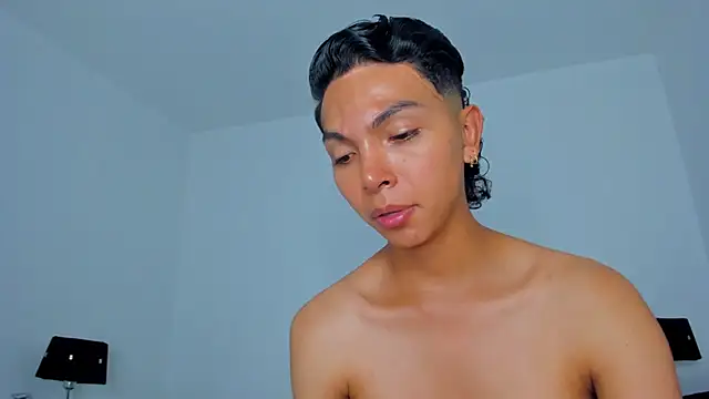 xhenisa  online show from April 6, 8:32 pm