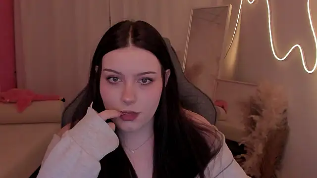 CoralineKeyns online show from February 5, 7:00 am