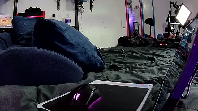 famousALYX online show from April 22, 8:00 am