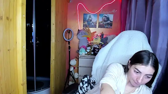 Fiery Brunette  online show from April 24, 5:10 am