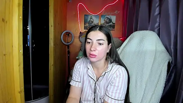 Fiery Brunette  online show from March 15, 4:03 am