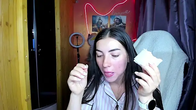 Fiery Brunette  online show from February 18, 4:33 am