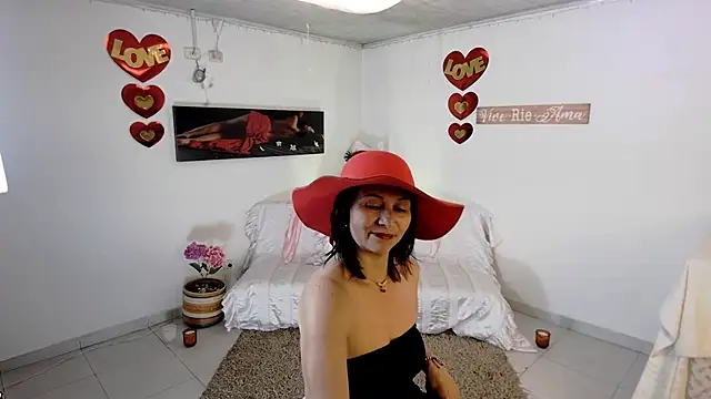 Latin Lola online show from April 13, 8:09 pm