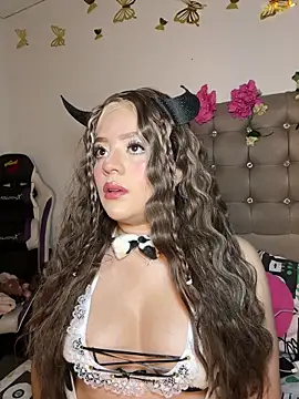 Jullieetta online show from October 31, 11:25 am