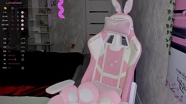 Polly  Hill online show from November 12, 7:28 am