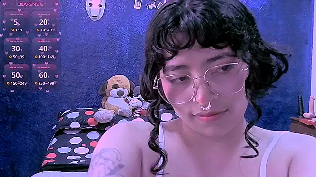 NinaYellow online show from May 11, 3:40 pm