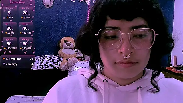 NinaYellow online show from May 13, 4:35 pm