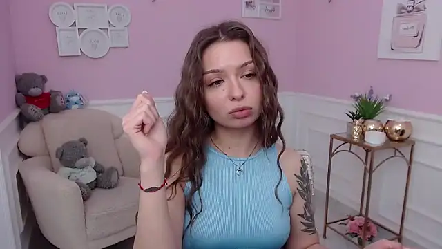 LucySkilar online show from December 5, 8:25 am